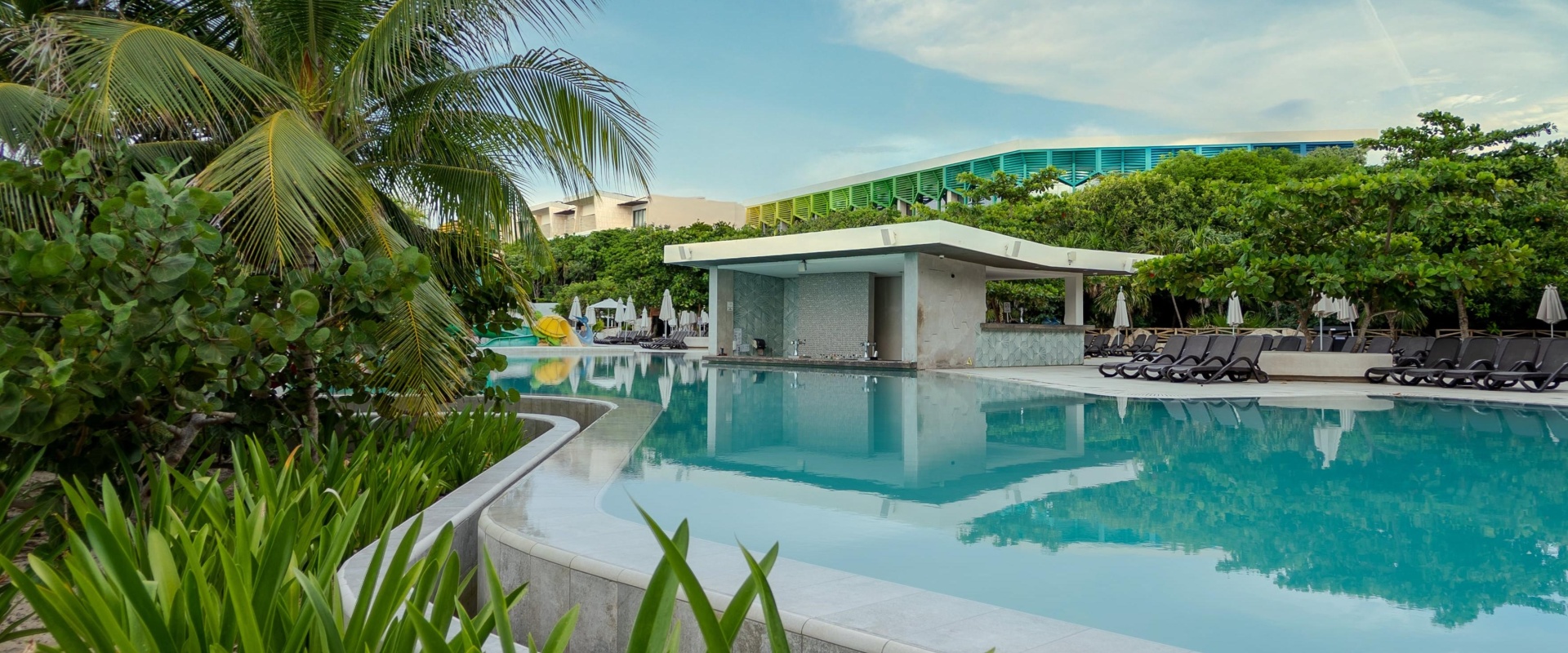Sandos Playacar Bar en la Piscina