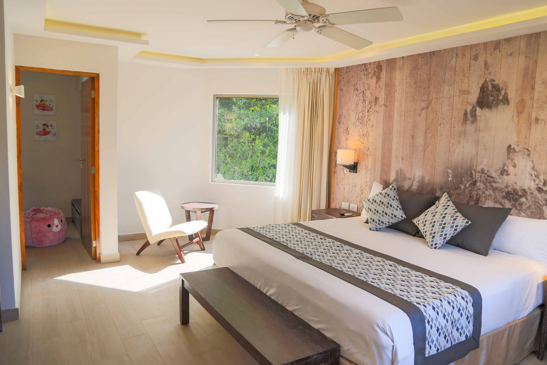 Habitación espaciosa con ventana al fondo y ventilador al techo