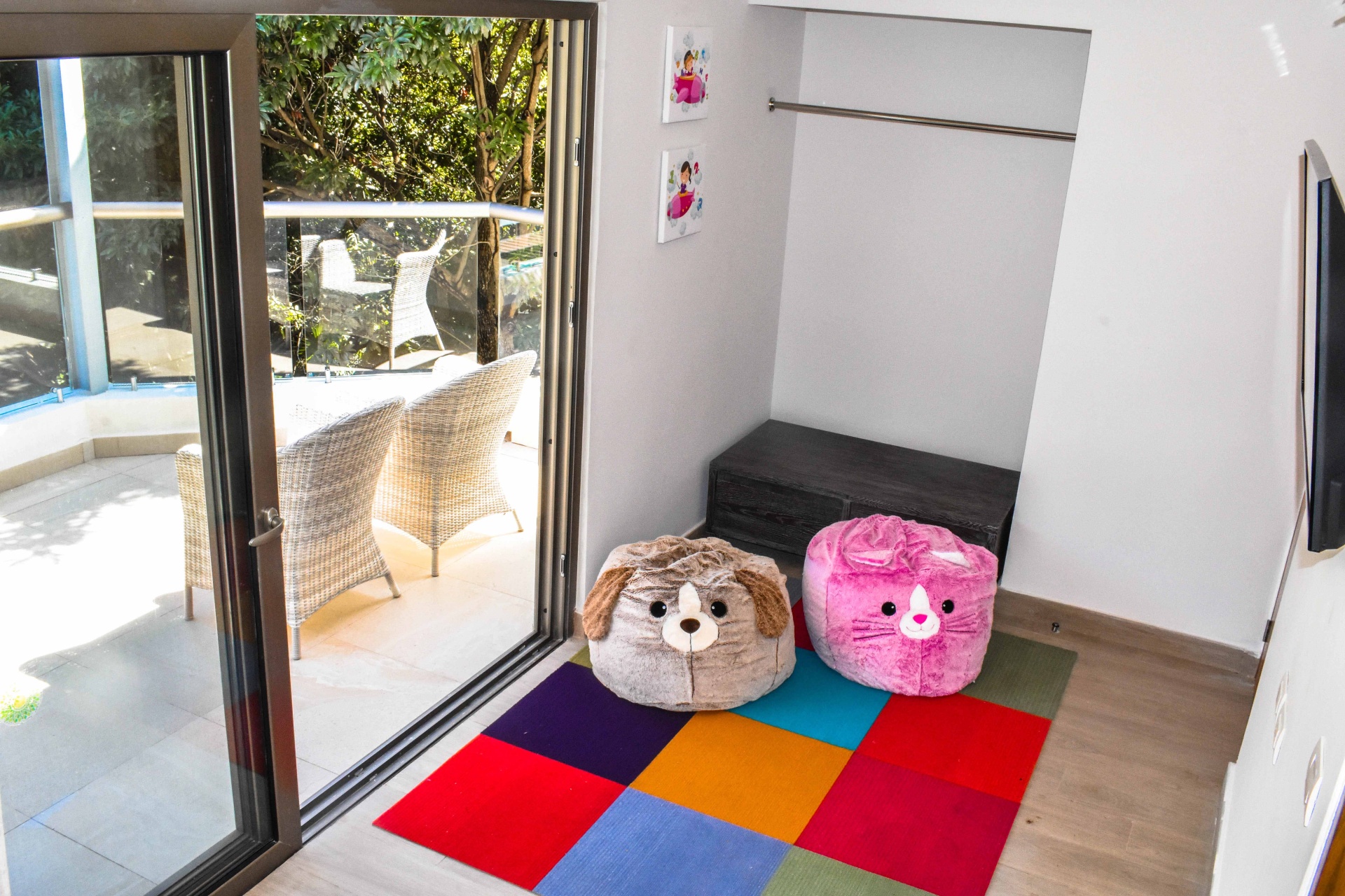 Habitación tipo infantil, con juguetes de ocio infantil y puerta acristalada con cierro al exterior