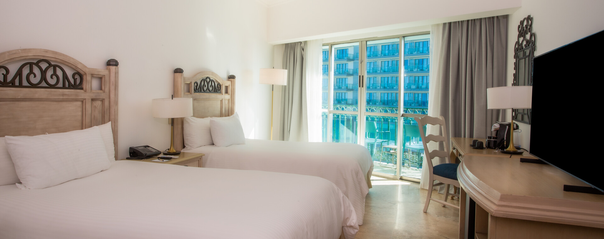 Sandos Cancun_Deluxe Balcony_Room_06