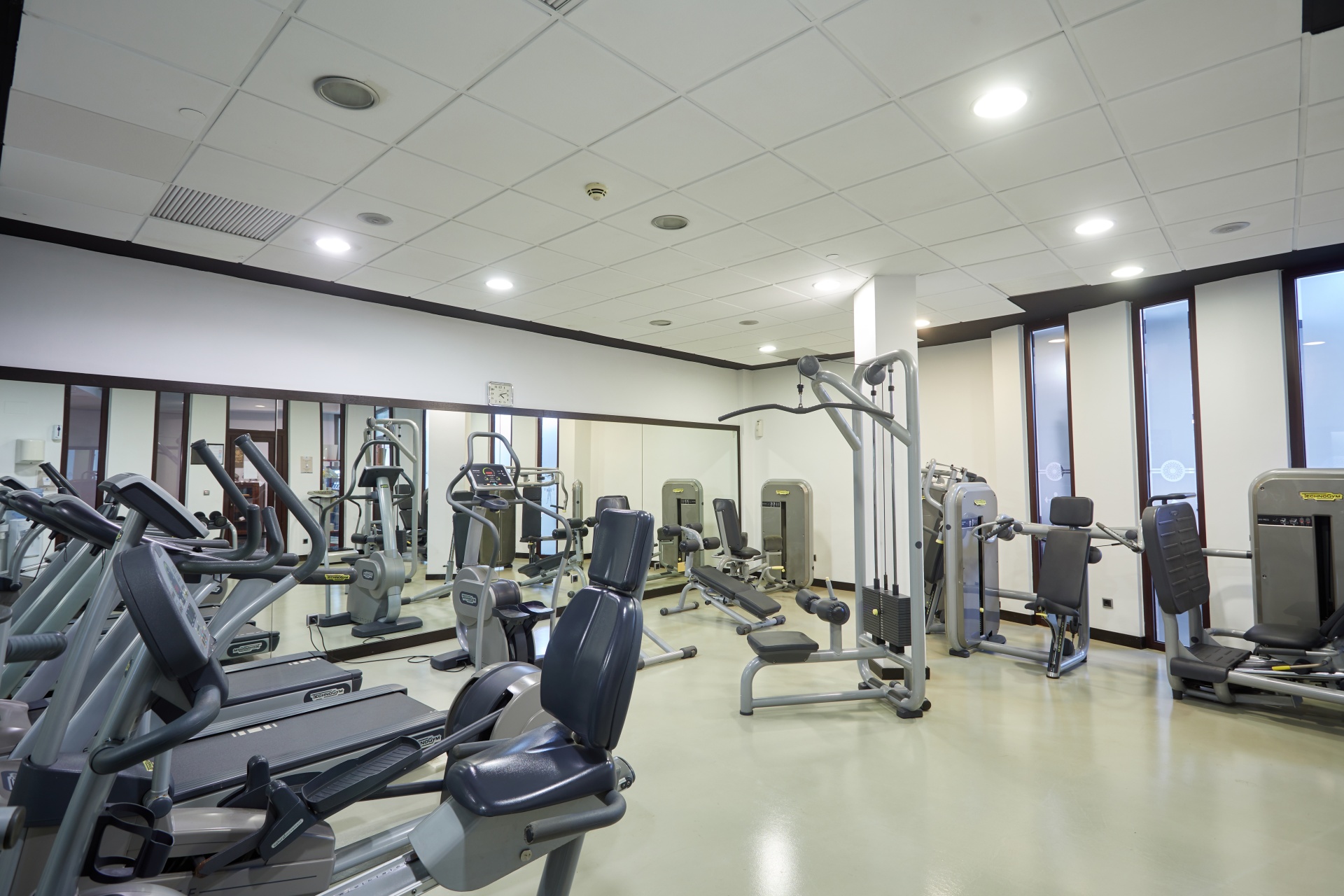 FITNESS ROOM FITNESS ROOM