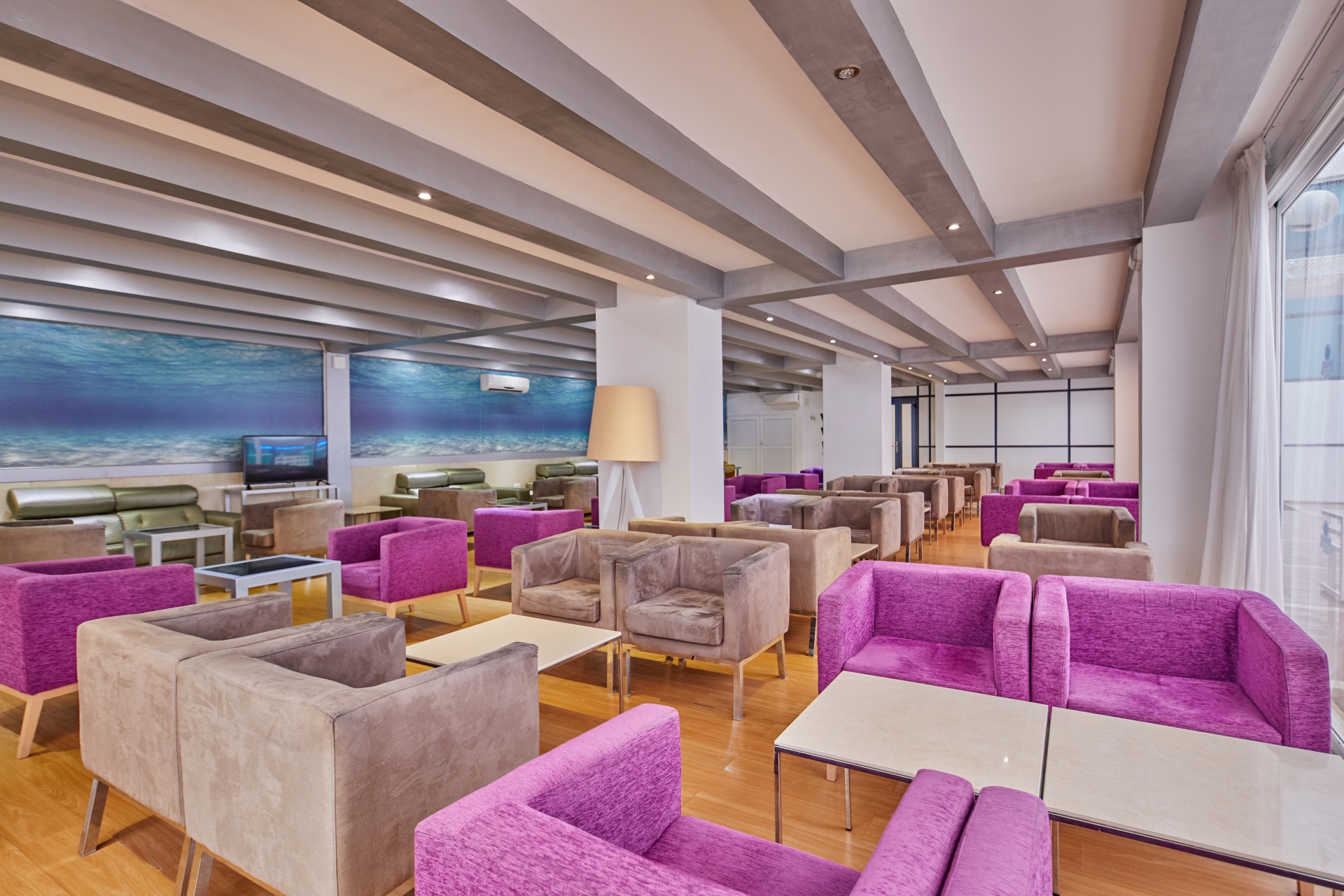 Royal Elite Lounge for families