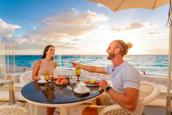 Sandos_Cancun_Rest_StTrop_27 580x387